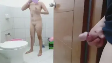 Ngintip Tetangga Cantik Mandi Sambil Coli Keras
