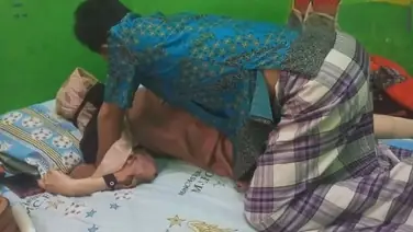 Tante Hijab Cantik Asyik Muncrat Di Dalam